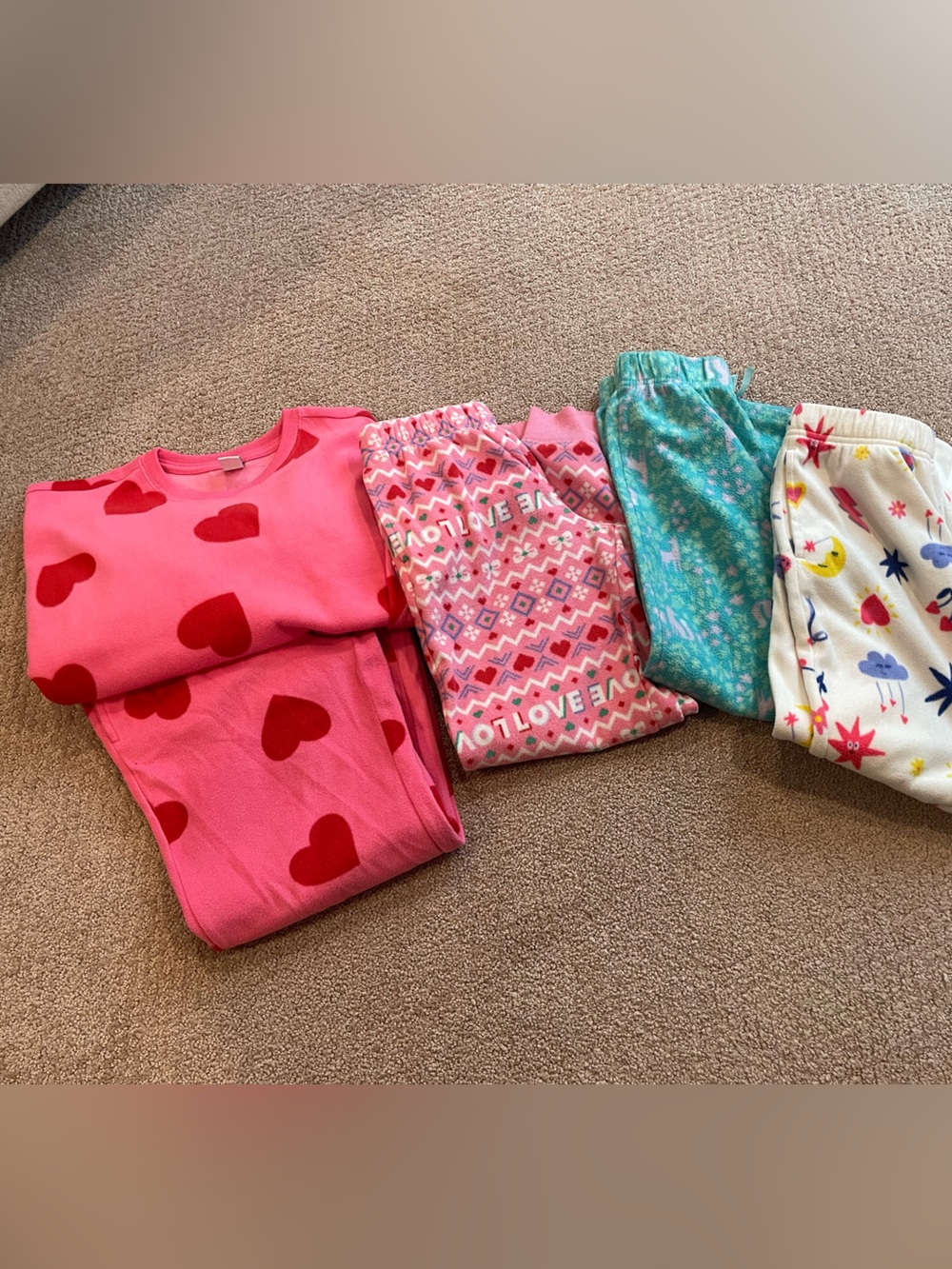 [BUNDLE] Little girl’s pajama pants (x3) & pink/red hearts pajama set, size 8